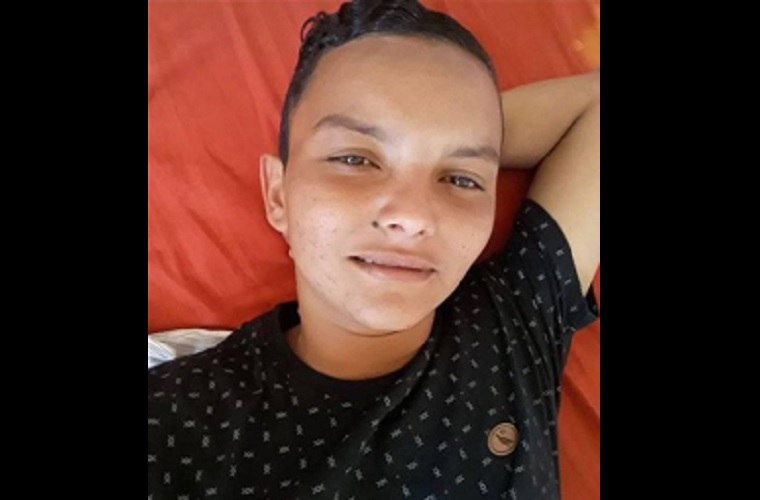 Filha de vereadora da cidade de Uiraúna morre após colidir motocicleta contra poste