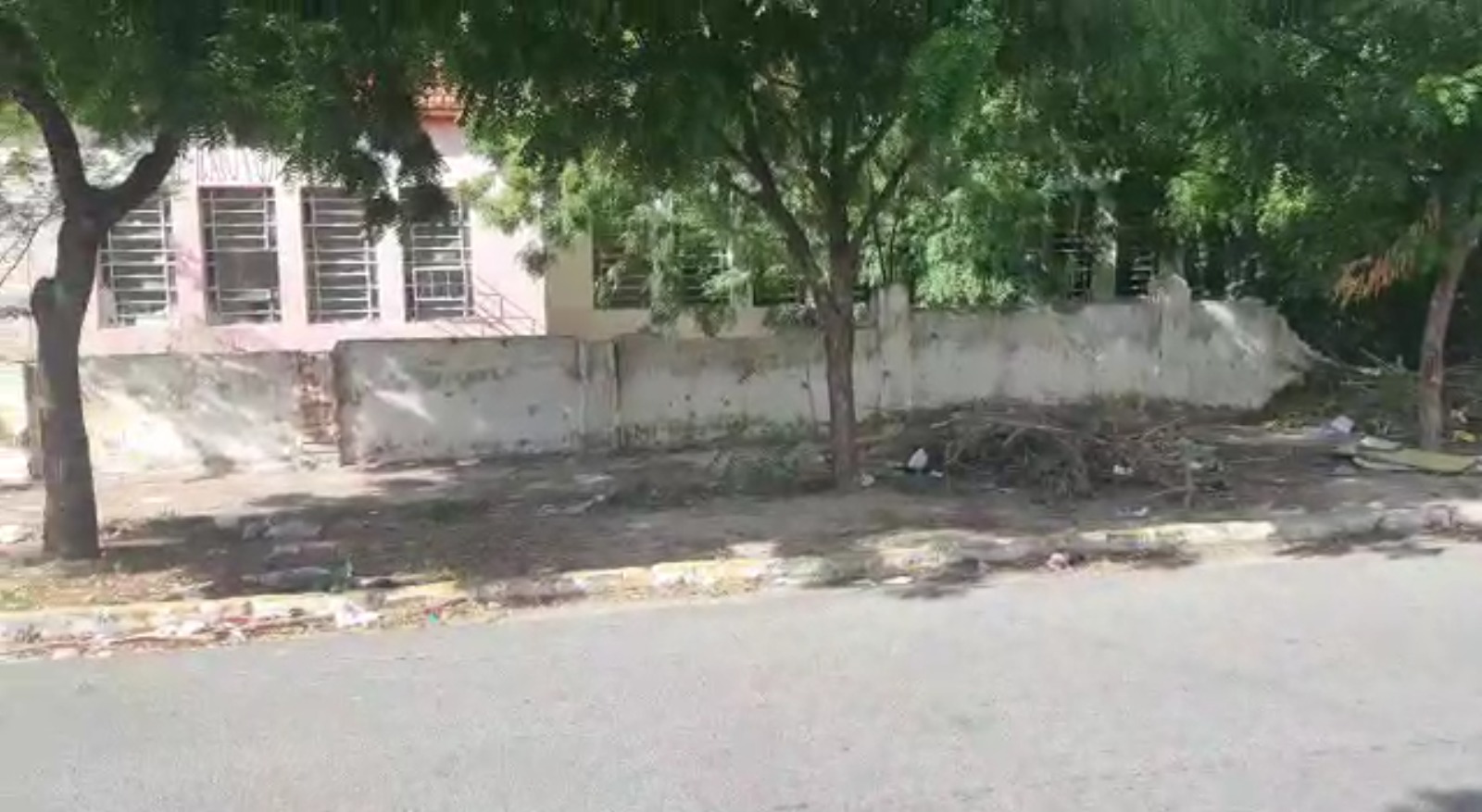 Abandonado e deteriorado, prédio de antiga escola em Patos causa preocupação na população. Veja as imagens