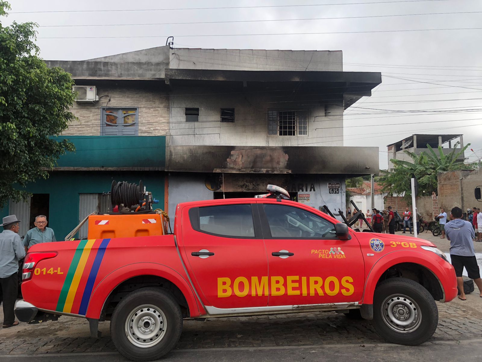 Incêndio de grandes proporções atinge borracharia em Itapetim-PE e causa prejuízo de mais de R$ 300 mil. Veja imagens