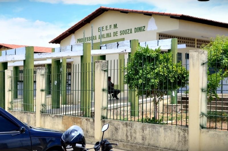 Por falta de alimentos, escolas estaduais do Vale do Piancó mandam alunos para casa