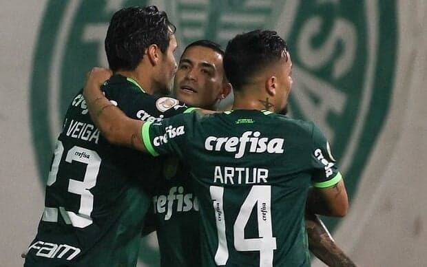 Palmeiras atropela o Grêmio no Allianz Parque e alcança a liderança do Brasileirão