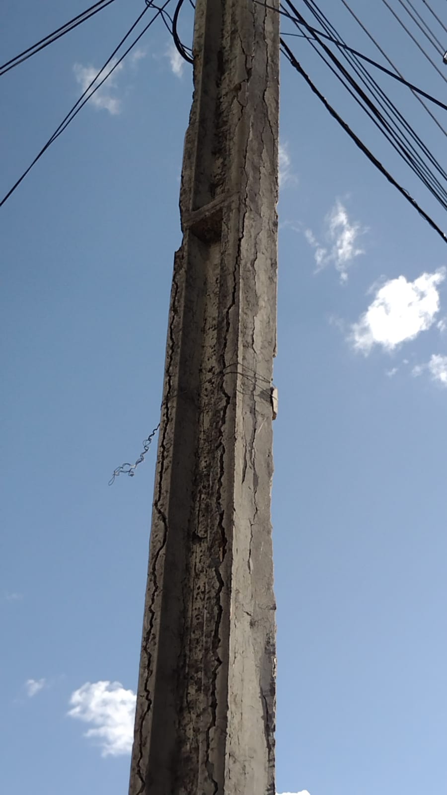Cidadão patoense faz apelo à Energisa para substituição de poste que pode causar choque em alunos de escola no bairro Jatobá. VÍDEO