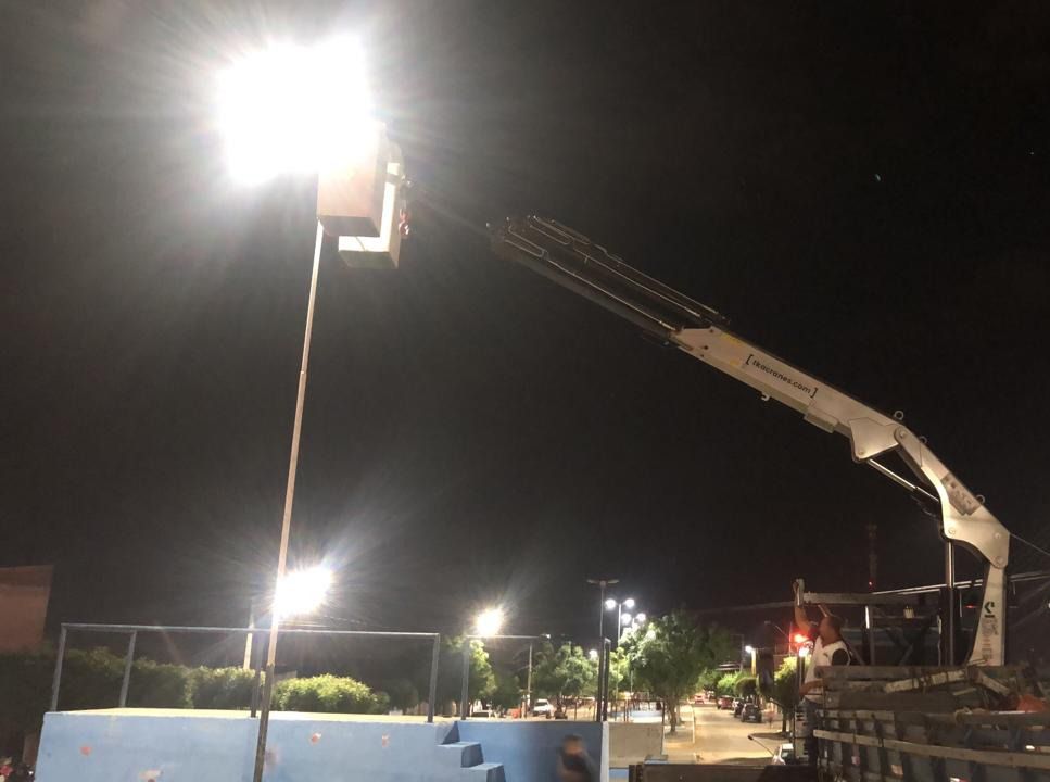 Prefeitura de Patos intensifica troca de lâmpadas e manutenção na rede de iluminação pública em vários bairros