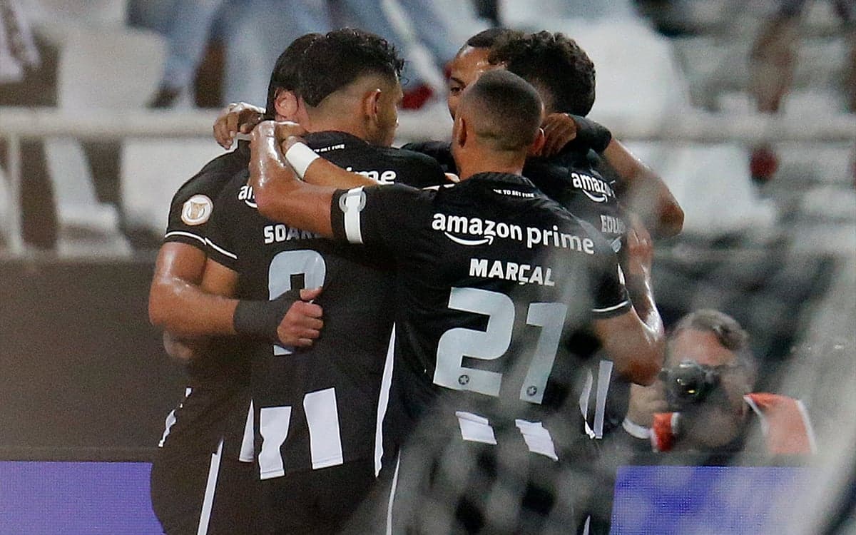Com show de Tiquinho Soares, Botafogo atropela o Corinthians no Nilton Santos e se mantém na liderança do Brasileirão