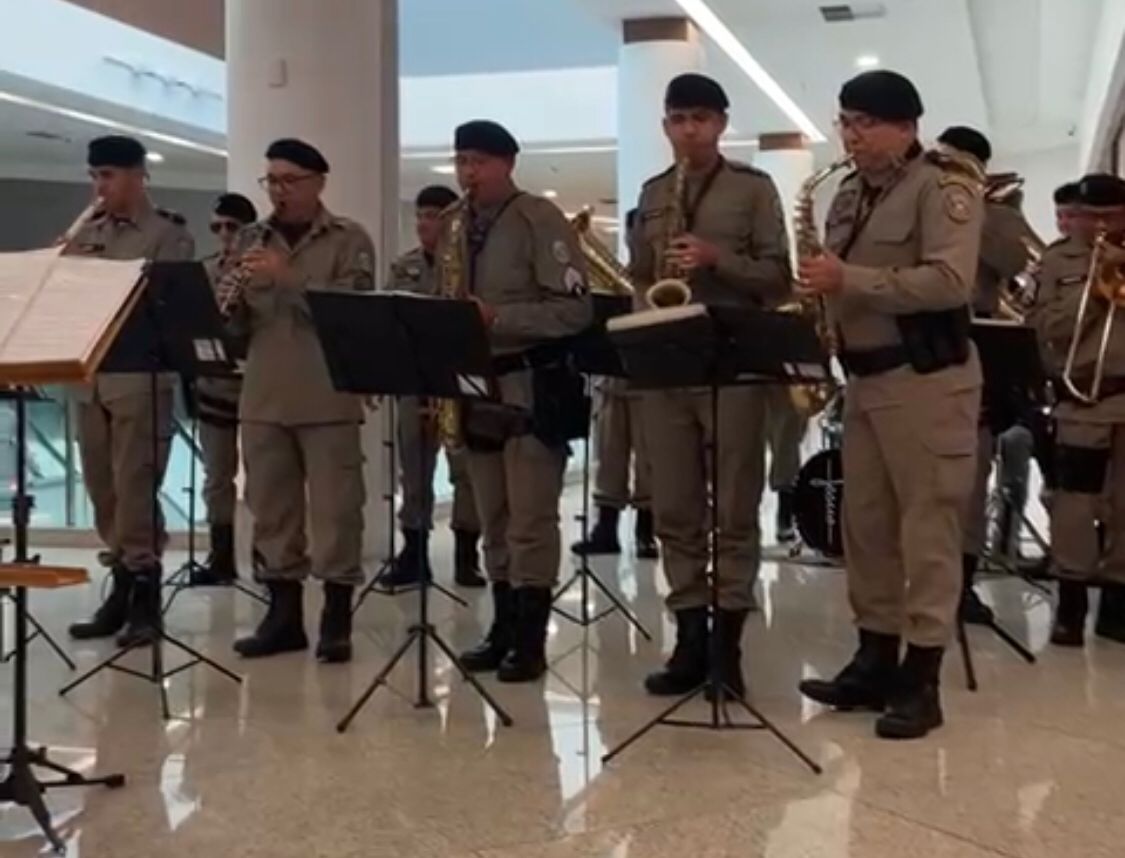 Banda de Música do 3º BPM homenageia Mães em shopping de Patos com grande surpresa. VÍDEO