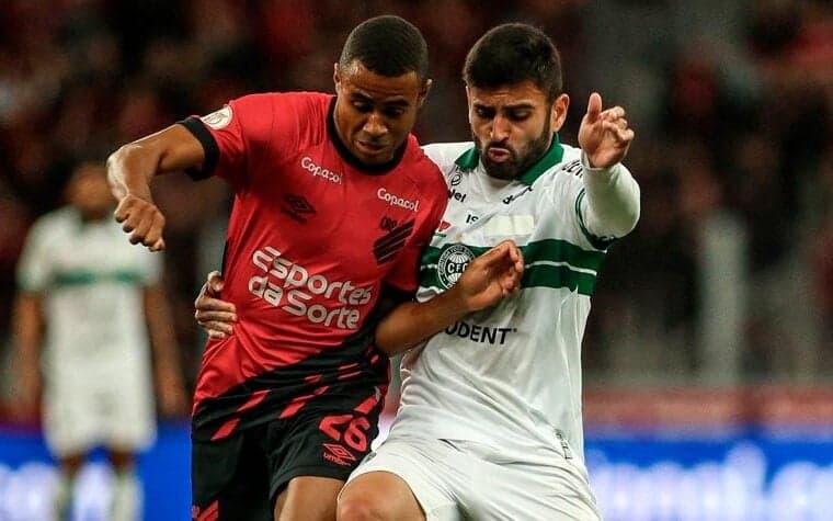 Com gols nos acréscimos, Athletico derrota Coritiba de virada