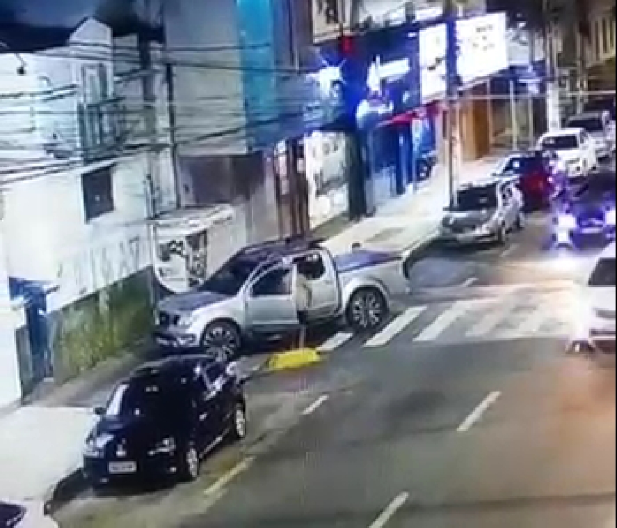 Motorista estaciona veículo em faixa de pedestre e obstrui calçada no centro de Patos. Câmeras registram o momento. Veja