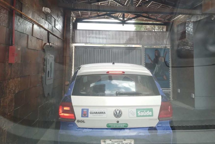 Carro da Prefeitura de Guarabira é flagrado saindo de motel em João Pessoa