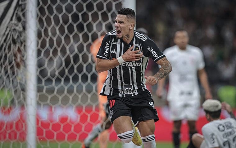 Atlético-MG fura retranca com Paulinho, larga em vantagem na Copa do Brasil e amplia calvário do Corinthians