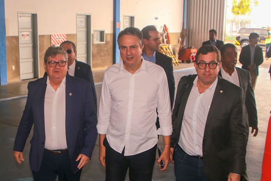 O governador e o ministro foram acompanhados por deputados federais (Foto: Divulgação) 