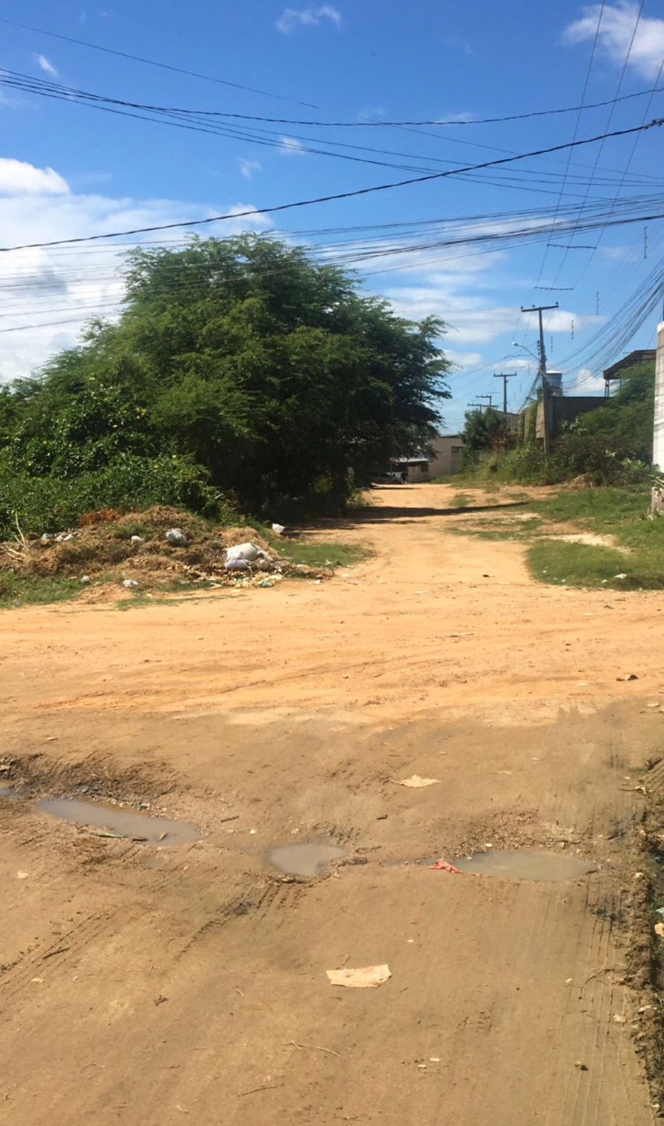 Moradora do Noé Trajano cobra pavimentação de rua e melhorias para a localidade: 
