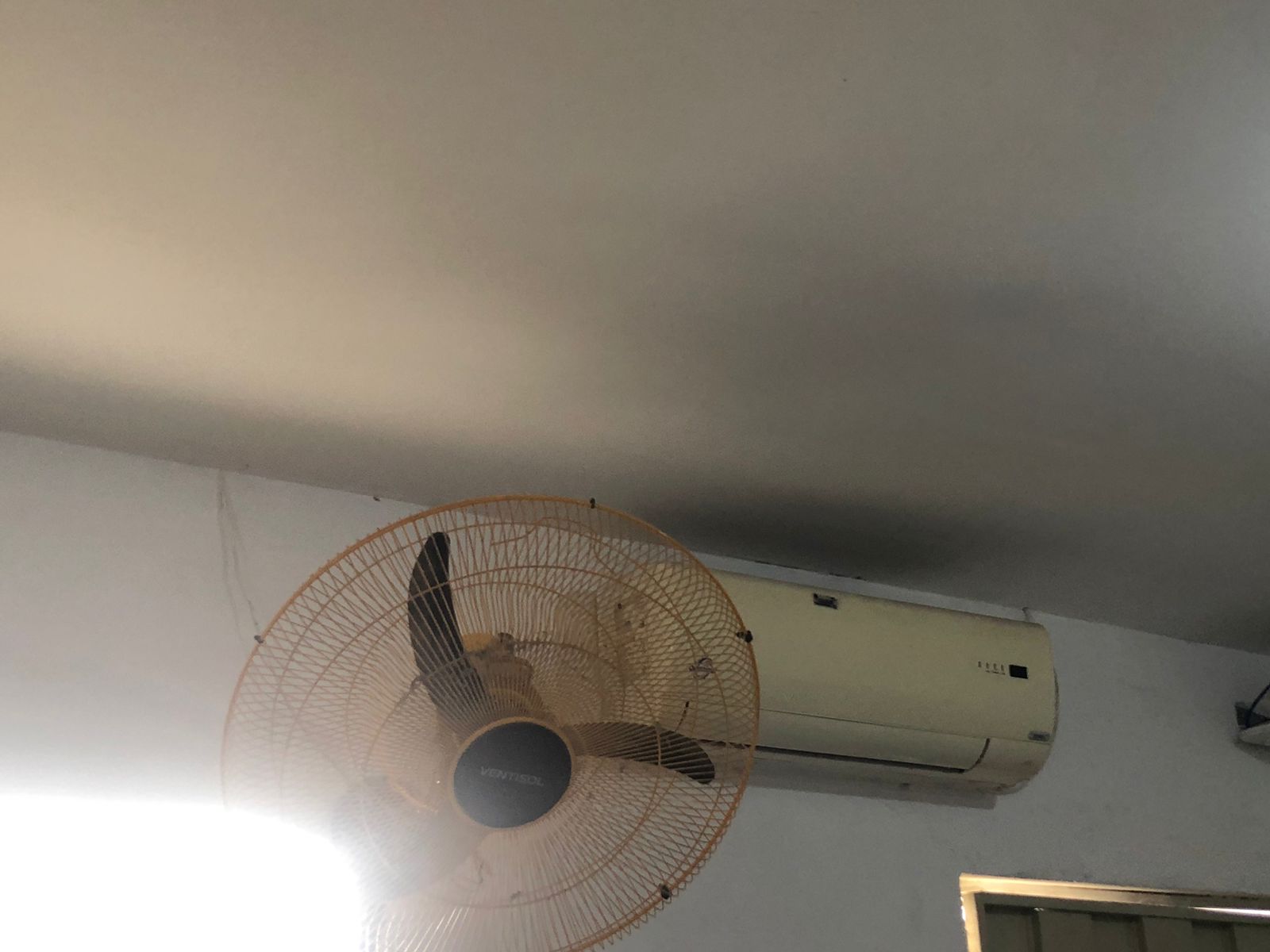 Aluna da Escola Estadual Antonia Araújo, no Bivar Olinto, denuncia falta de manutenção nos ventiladores: 