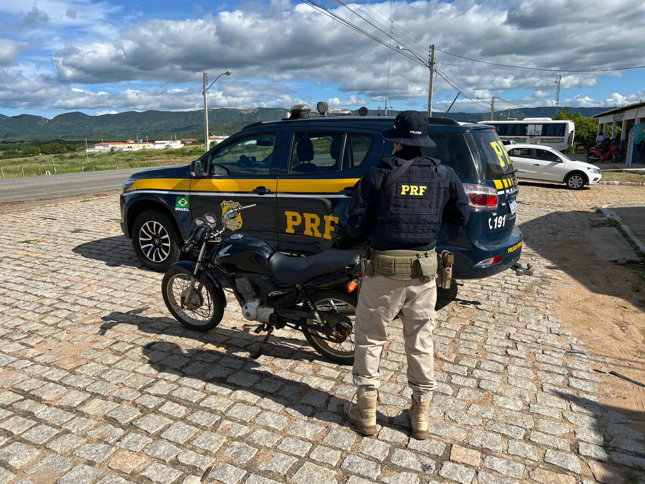 Polícia Rodoviária Federal recupera em Cajazeirinhas, motocicleta roubada em Patos no ano passado
