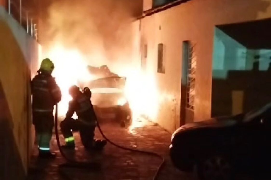 Carro de som do locutor patoense Rafael Pressão fica destruído após incêndio registrado na noite desta sexta-feira (19). VÍDEO
