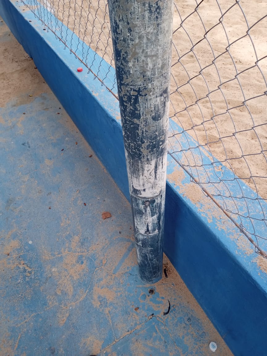 Internauta faz registro de poste transmitindo corrente elétrica na estrutura em praça no bairro do Jatobá; secretaria age rápido e envia equipes ao local