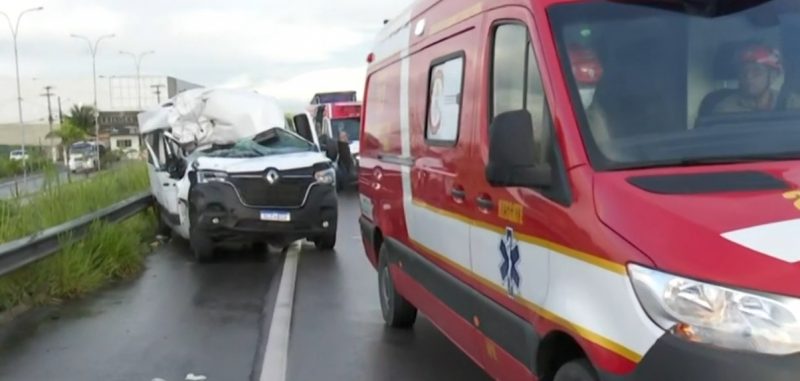 Sete pessoas ficam feridas em acidente envolvendo van da Prefeitura de Santana dos Garrotes e caminhão, na BR-230