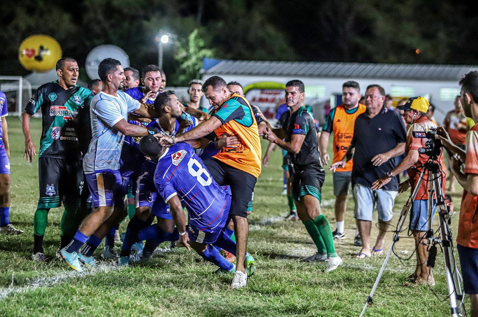 Polícia atira para conter briga de jogadores no Poeirão, em Itaporanga. VÍDEO