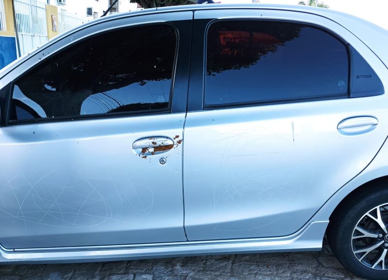 Homem com possíveis problemas mentais danifica automóvel de enfermeira e vem invadindo casas, em Catingueira