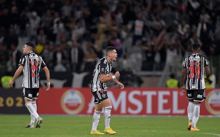 Com dois gols de Paulinho, Atlético-MG vence o Athletico de virada e segue vivo na Libertadores