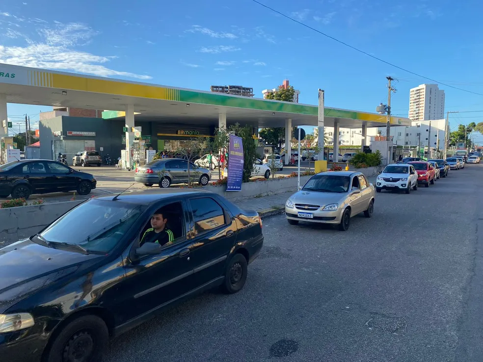 Dia Livre de Impostos: Gasolina é vendida a R$ 3,94 em Natal-RN, nesta quinta-feira (25), e motoristas fazem fila para abastecer