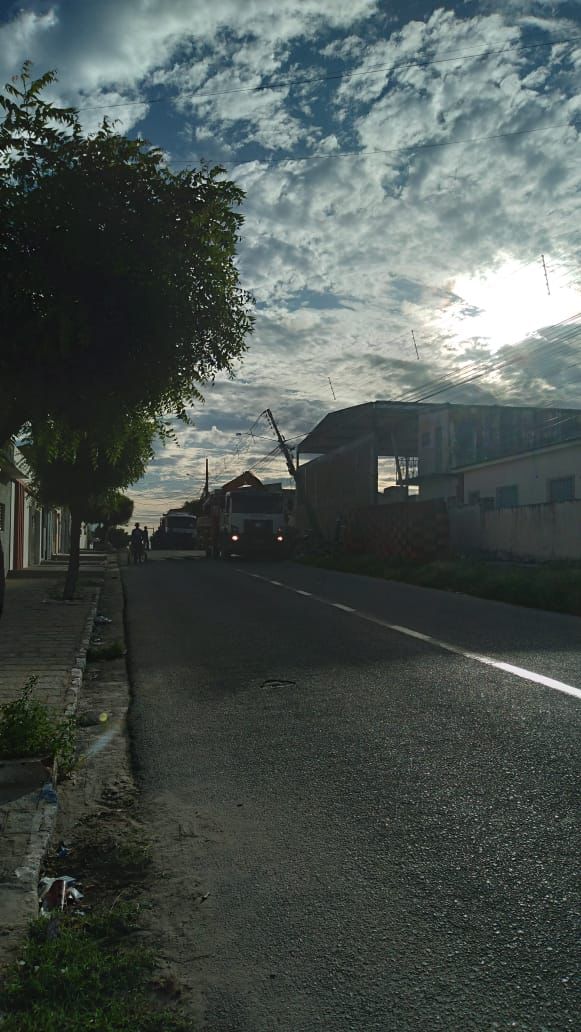Moradora do bairro da Liberdade relata preocupação com poste prestes a cair; Energisa envia equipes ao local
