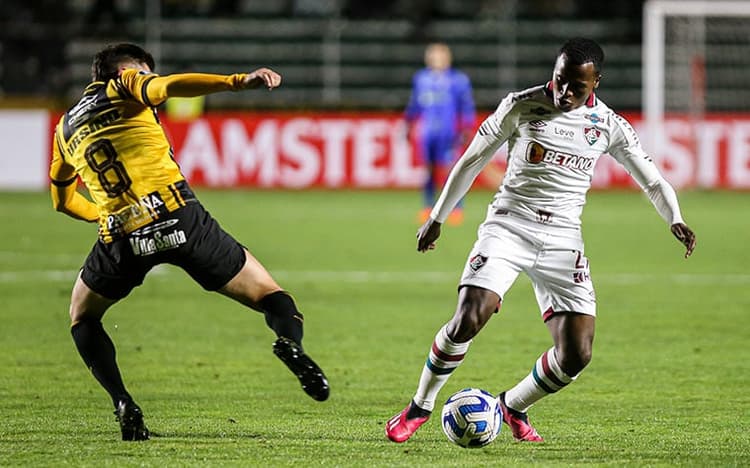 Fluminense vacila no início, e Fábio evita goleada em derrota para The Strongest na Libertadores