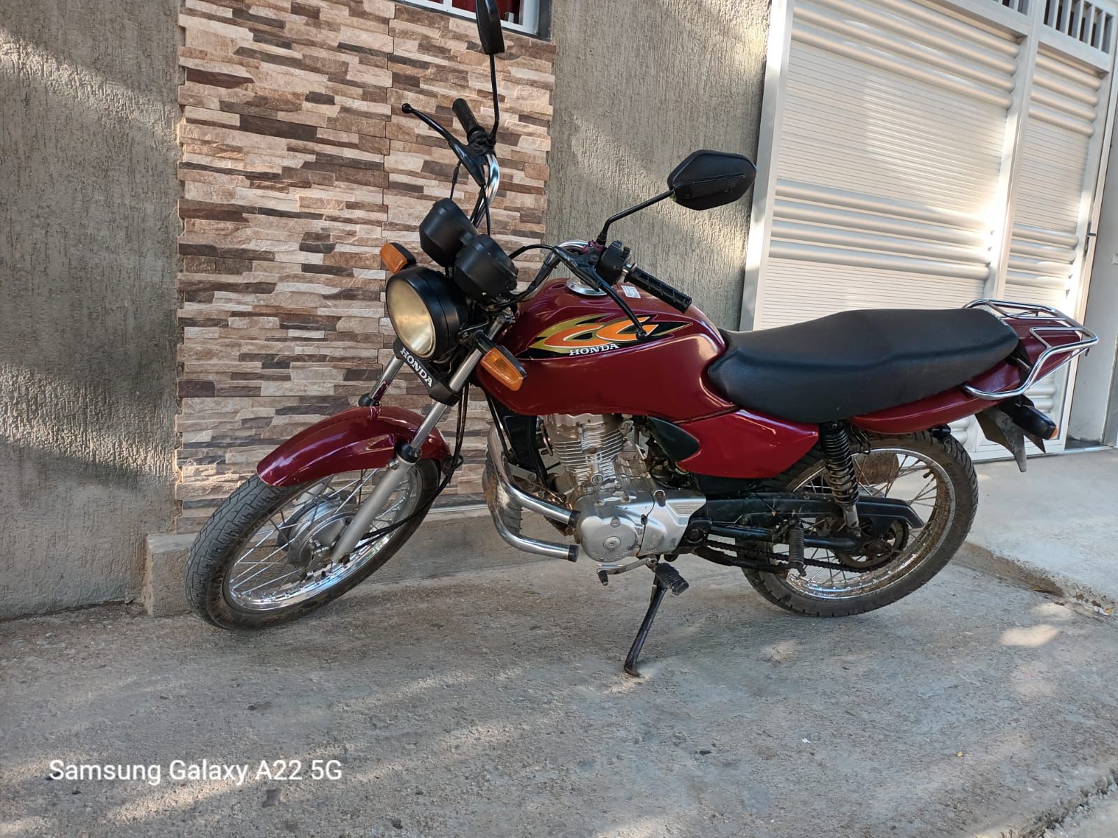 Motocicleta que havia sido tomada por assalto na noite de ontem (25) é encontrada abandonada no bairro do Jatobá