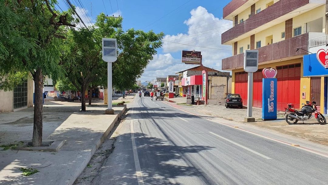 Lombadas eletrônicas no Jatobá não estão fiscalizando, mas funcionando para chamar a atenção dos condutores, diz STTRANS