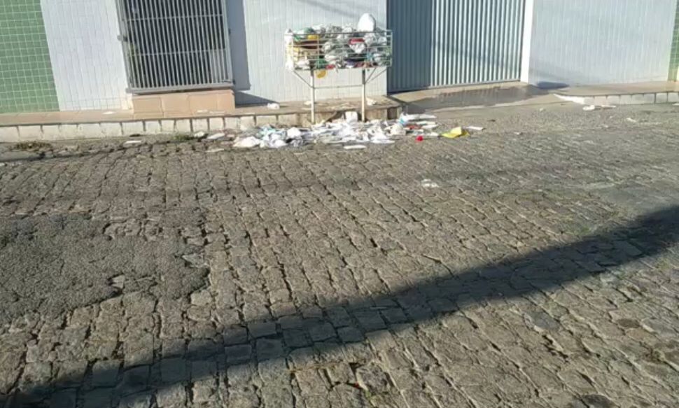 Morador da Rua Miguel Imperiano denuncia descarte inadequado de lixo por moradores de prédio no bairro São Sebastião