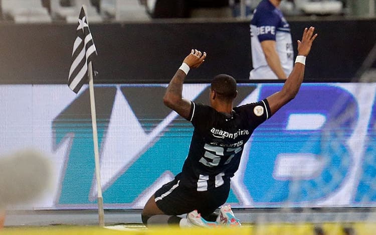 Botafogo vence o América-MG e dispara na liderança do Brasileirão
