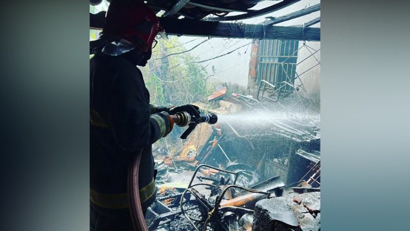 Casa de idosa é atingida por incêndio, em Cajazeiras