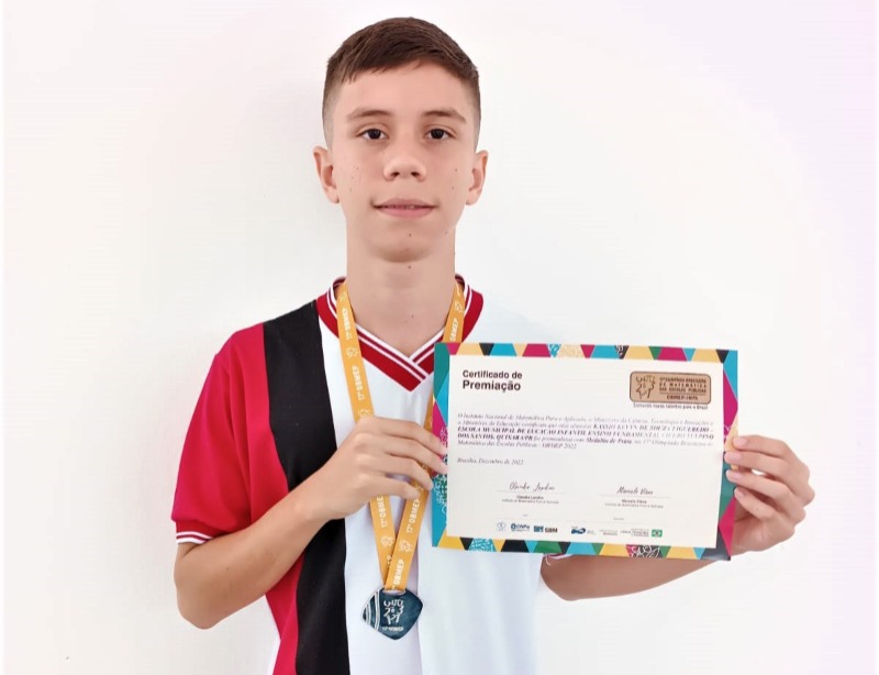 Aluno da Escola Cícero Sulpino, em Quixaba, recebe medalha da Olimpíada Brasileira de Matemática; discente fica entre os 500 melhores do país
