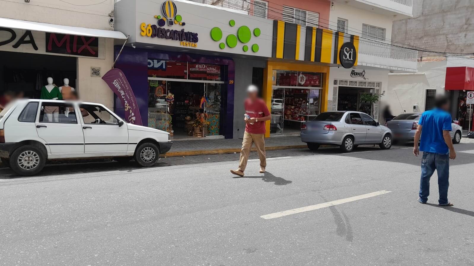 Taxistas denunciam ocupação irregular de vagas na Praça de Táxi da Rua Bossuet Wanderley, no Centro de Patos; STTRANS diz que irá ao local