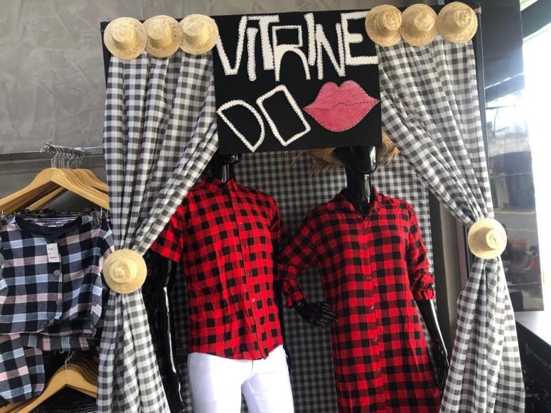 Lojas de roupa preparam suas vitrines para aquecer vendas no São João de Patos