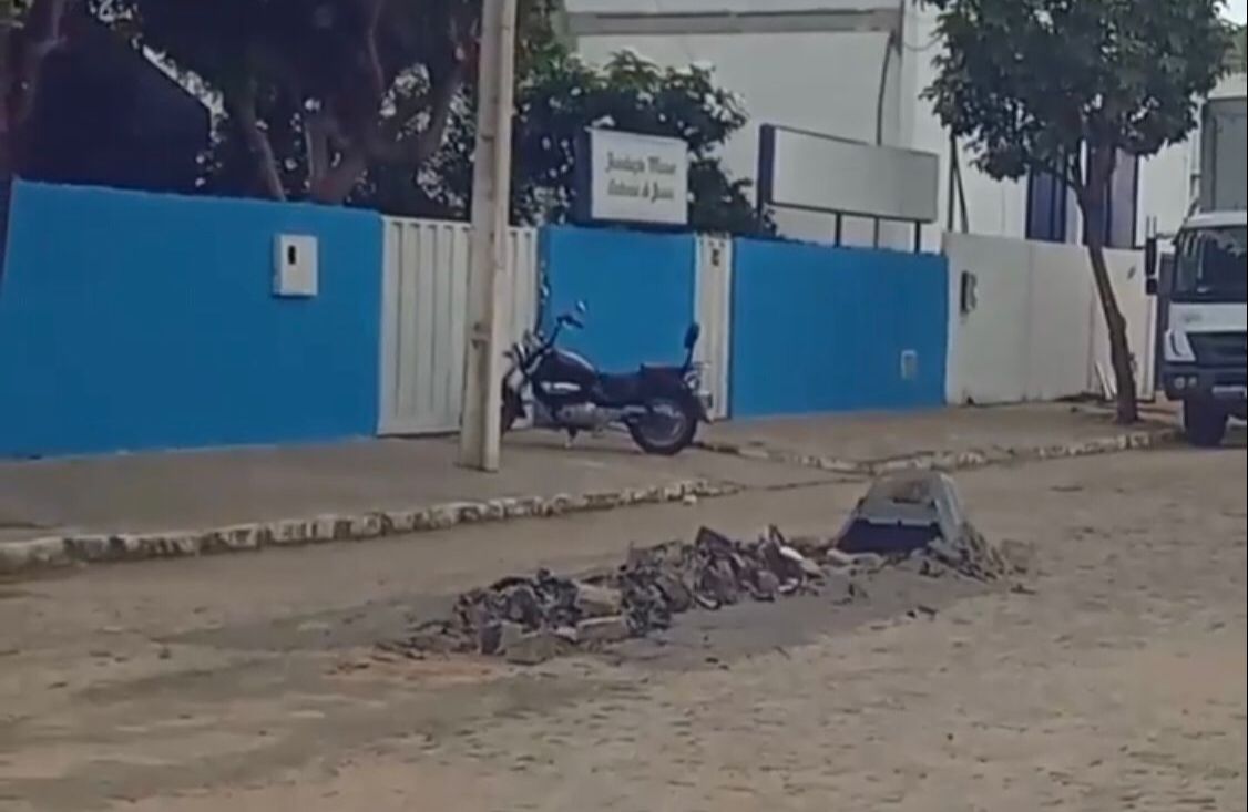 Morador do bairro São Sebastião cobra reparo de buraco em via pública há mais de 20 dias; prefeitura diz que demanda será atendida