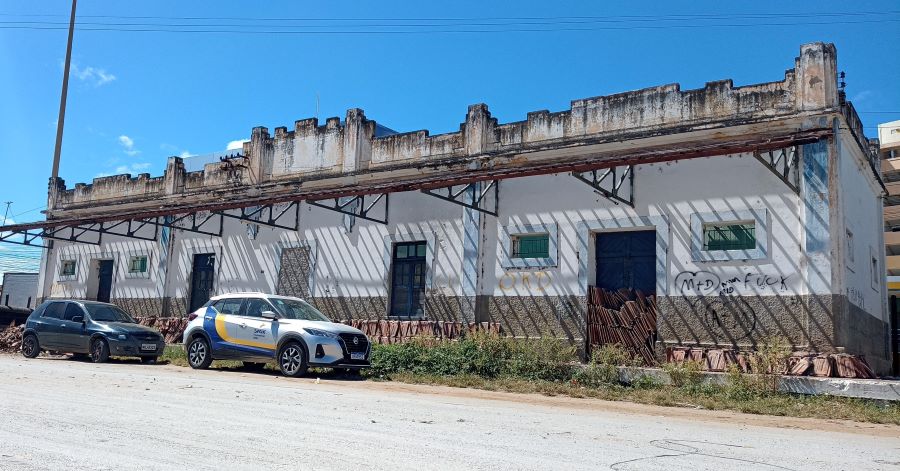 Telhas históricas da antiga Estação Ferroviária de Patos estão sendo furtadas devido à falta de vigilantes durante reforma
