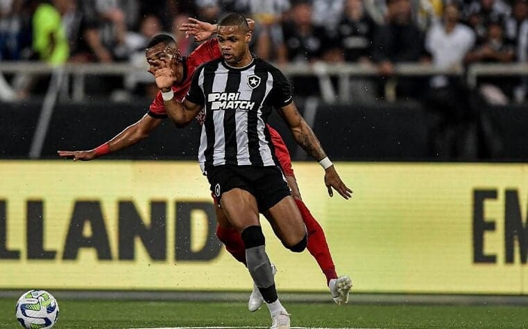 Bento defende as cobranças de Tiquinho Soares e Tchê Tchê no Nilton Santos e vira herói da classificação do Furacão