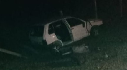 Motorista sai ileso após carro capotar no Centro de Itaporanga