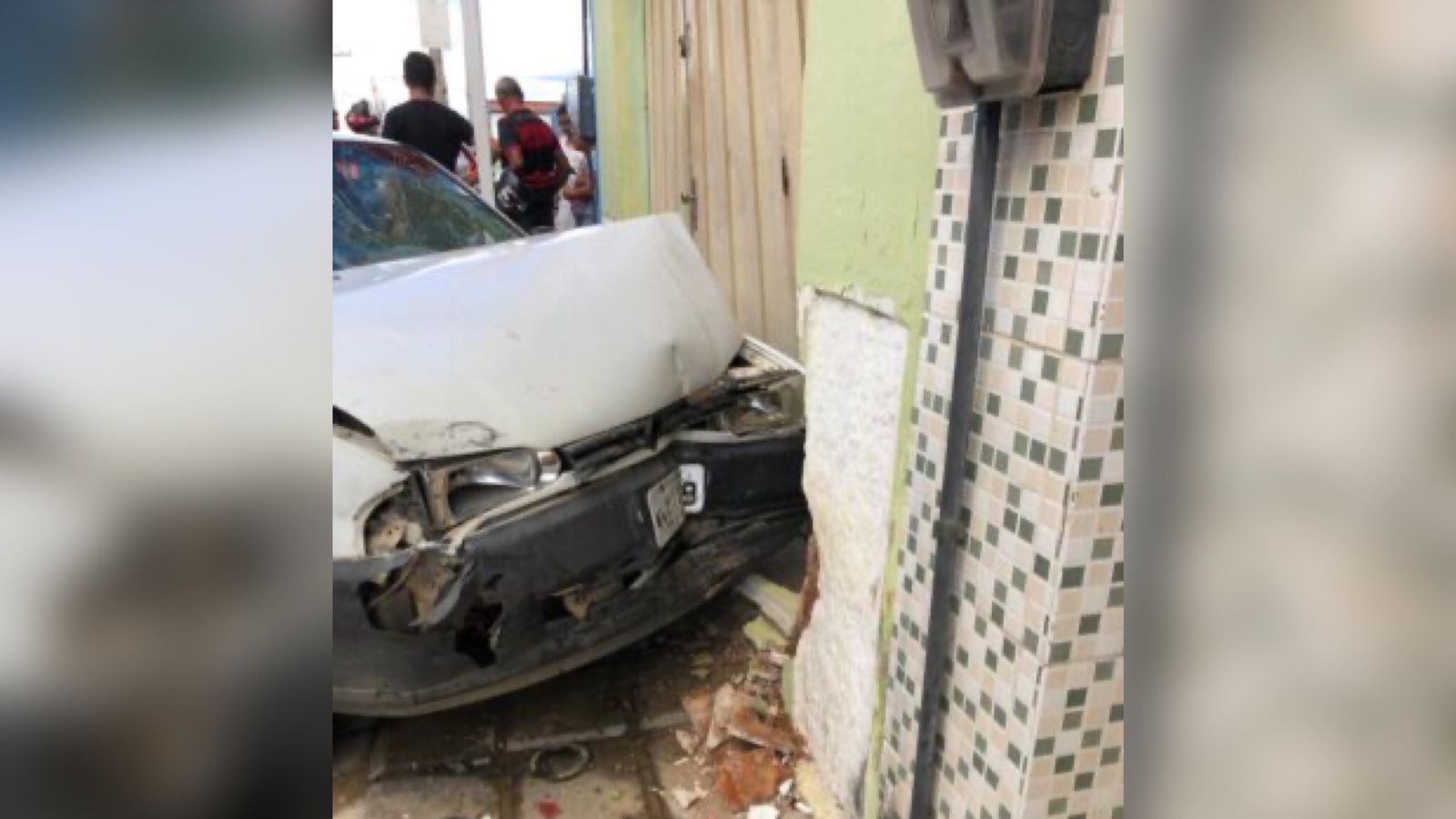 PM fica ferido em acidente entre carro e moto, no Centro de Piancó