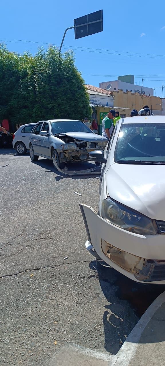 Colisão envolvendo dois carros é registrada na manhã desta sexta-feira (02), no Centro de Patos