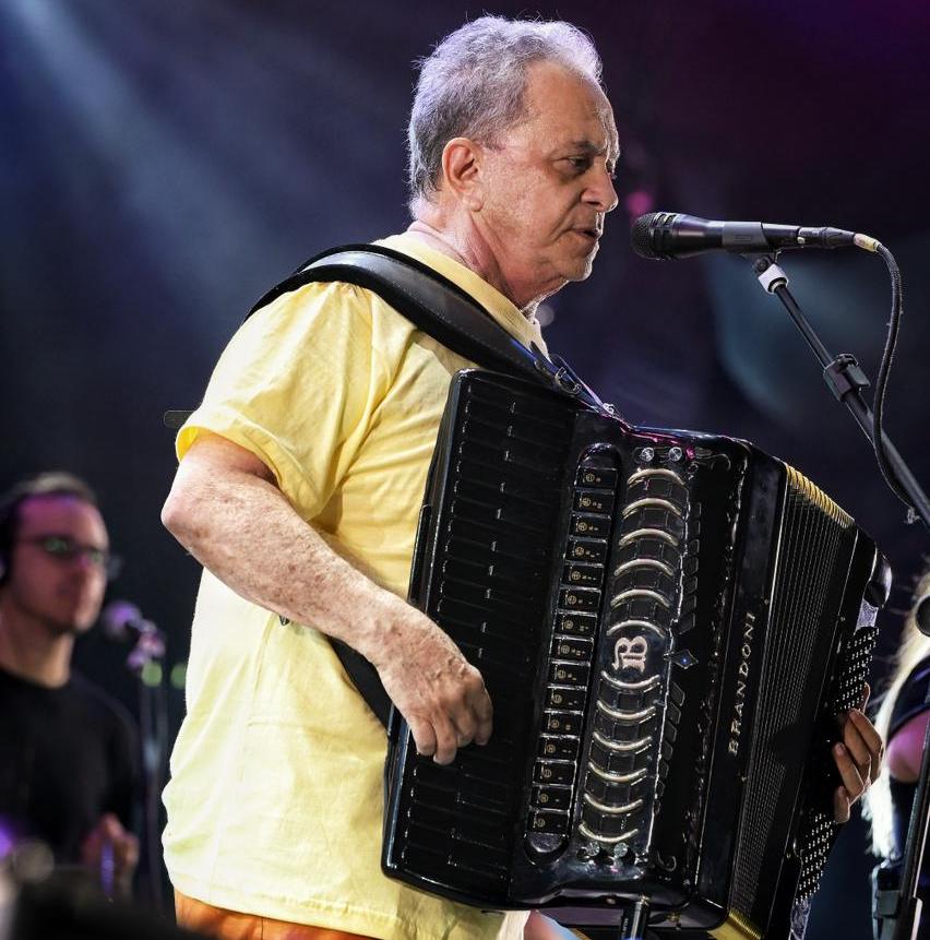 Cantor Flávio José reclama de redução em tempo de show no São João de Campina Grande; Gusttavo Lima teve tempo estendido. VÍDEO