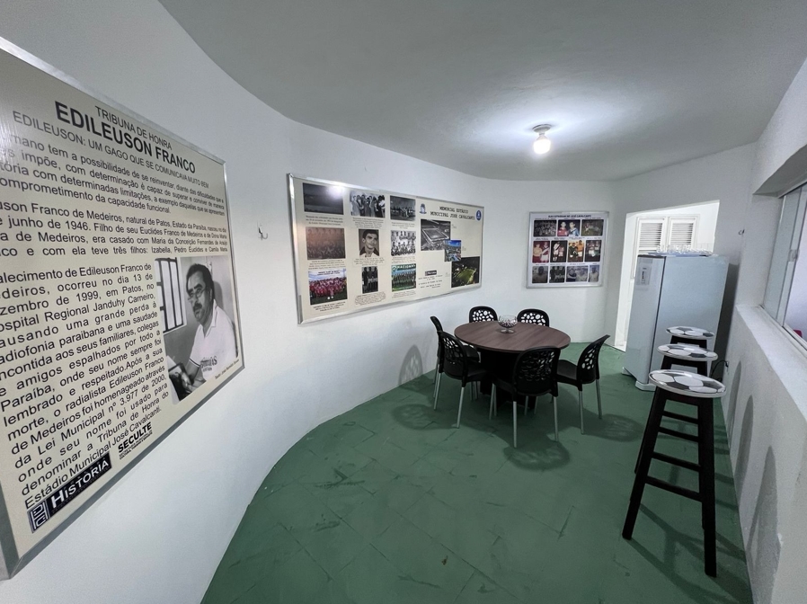 Diretoria do Estádio José Cavalcanti resgata lei de 2000 e realiza homenagem para o radialista Edileuson Franco, o Gago