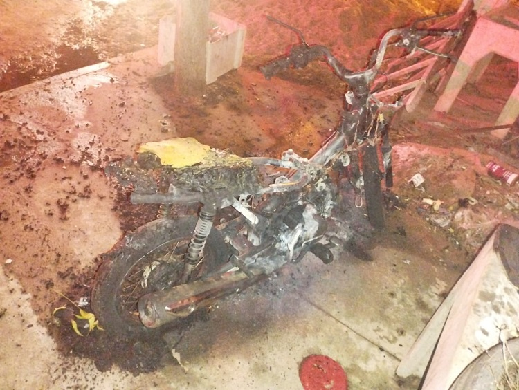Violência: criminosos incendeiam motocicleta e atiram em residência na cidade de São Bento. Veja vídeo