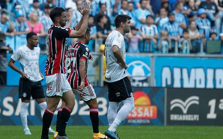 Com lei do ex e pênalti, Grêmio derrota o São Paulo pelo Brasileirão