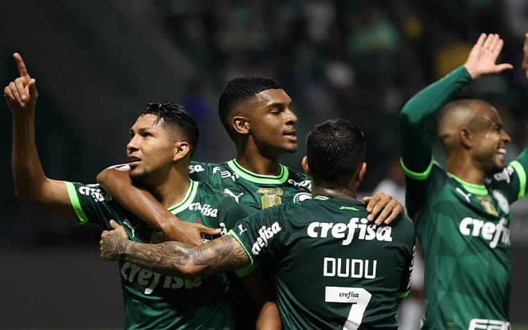 Palmeiras bate o Coritiba, retoma a segunda posição e diminui a diferença para o líder no Brasileirão