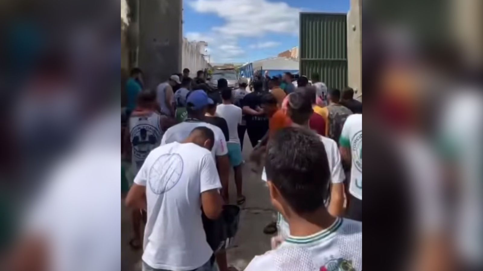 Clima quente: torcida do Nacional de Patos protesta na porta do JC após derrota para o Campinense