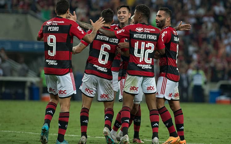 Flamengo atropela o Vasco, entra no G6 e aumenta a crise do rival, penúltimo do Brasileirão