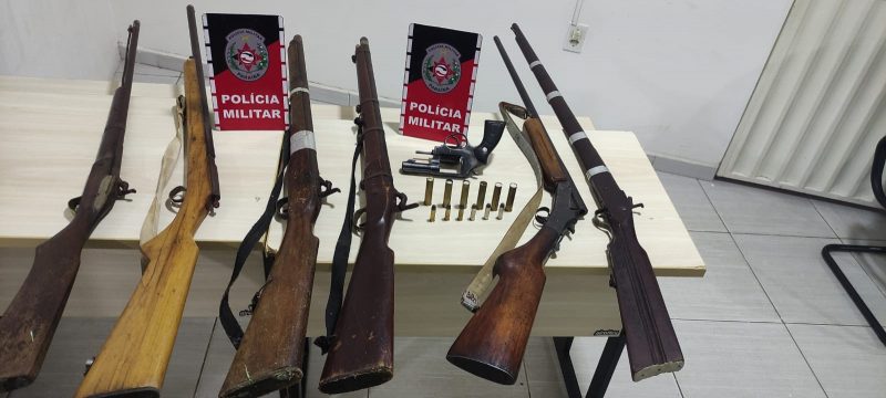 Polícia Militar apreende armas e prende três irmãos em operação no Sertão da Paraíba