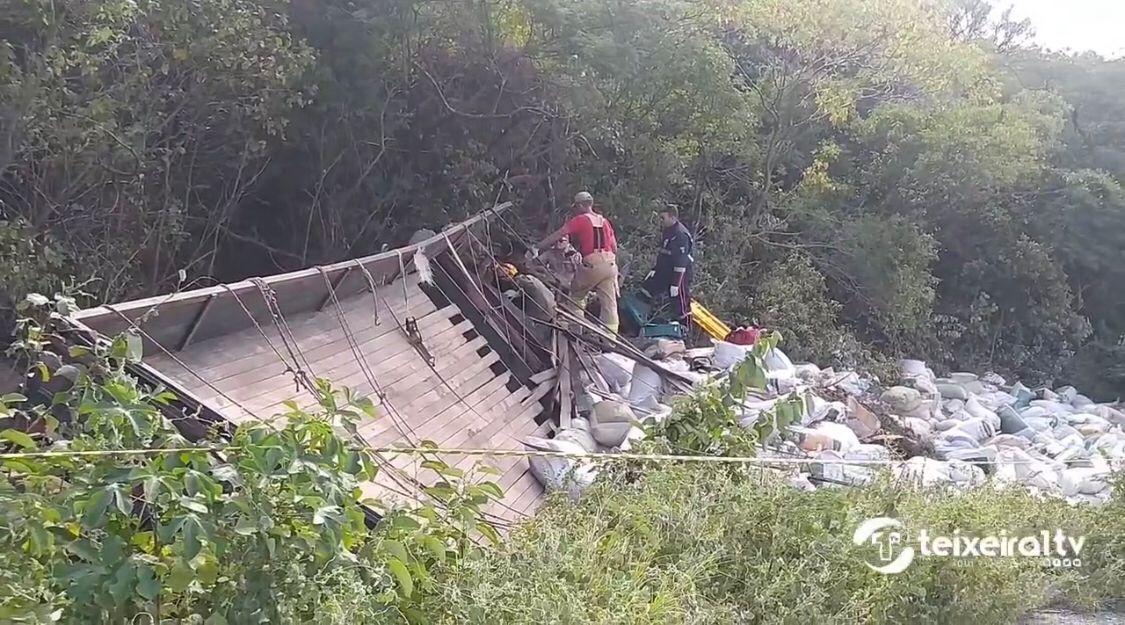 Caminhão carregado com 