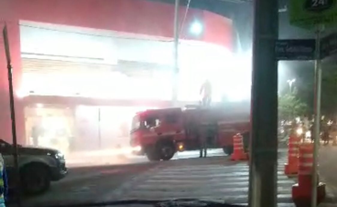Incêndio em poste na noite desta quarta-feira (07) no Centro de Patos, próximo ao Bob's, chama atenção de populares. VÍDEO